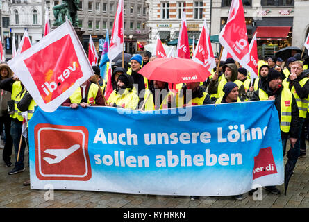 Hamburg, Deutschland. 14 Mär, 2019. Bei einem Warnstreik, Mitarbeiter der Gepäck- und Flugzeugabfertigung Abteilung am Flughafen Hamburg nehmen Sie teil an einer Kundgebung der Gewerkschaft Verdi im Zentrum der Stadt und halten ein Banner mit der Aufschrift "Unsere Löhne sollten auch Aus'. Die arbeitnehmervertreter vor kurzem forderte eine Lohnerhöhung von acht bis zwölf Prozent für eine Laufzeit von 20 Monaten, sowie mehr Zeit und der Zuschläge. Credit: Daniel Bockwoldt/dpa/Alamy leben Nachrichten Stockfoto