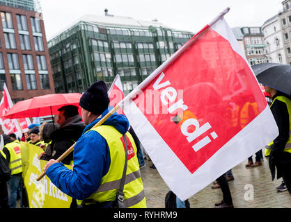 Hamburg, Deutschland. 14 Mär, 2019. Arbeitnehmer in der Gepäck- und Flugzeugabfertigung Abteilung am Hamburg Airport sind die Teilnahme an einer Kundgebung der Gewerkschaft Verdi in der Innenstadt bei einem Warnstreik organisiert. Die arbeitnehmervertreter vor kurzem forderte eine Lohnerhöhung von acht bis zwölf Prozent für eine Laufzeit von 20 Monaten, sowie mehr Zeit und der Zuschläge. Credit: Daniel Bockwoldt/dpa/Alamy leben Nachrichten Stockfoto