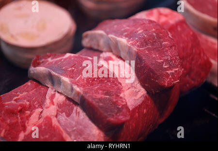 14. März 2019, Nordrhein-Westfalen, Köln: Rindfleisch ist auf Anzeige in eine Metzgerei. Foto: Oliver Berg/dpa Stockfoto