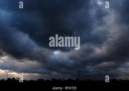 14. März 2019, Nordrhein-Westfalen, Düsseldorf: Dunkle Regenwolken sind Streaming über Düsseldorf. Foto: Martin Gerten/dpa Stockfoto