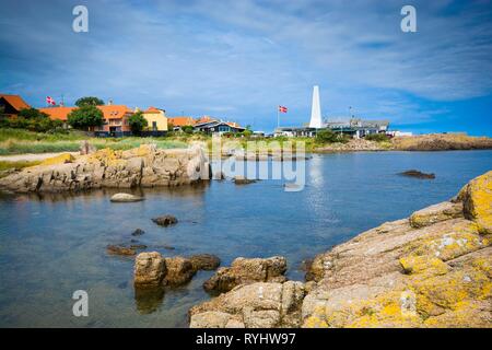 An der felsigen Küste der Ostsee in Allinge, Bornholm, Dänemark. Schornstein der Räucherei im Hintergrund. Stockfoto