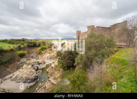Vulci (Italien) - die mittelalterliche Burg von Vulci, heute Museum, mit Brücke des Teufels. Vulci ist ein etruskischen Ruinen Stadt in der Region Latium, in der fiora Fluss Stockfoto