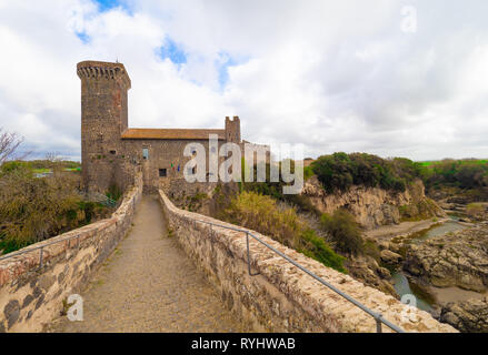 Vulci (Italien) - die mittelalterliche Burg von Vulci, heute Museum, mit Brücke des Teufels. Vulci ist ein etruskischen Ruinen Stadt in der Region Latium, in der fiora Fluss Stockfoto