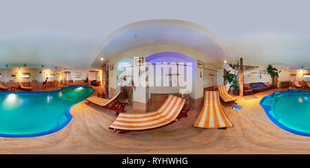 360 Grad Panorama Ansicht von 360 Grad Ansicht nahtlose Sphärisches Panorama im Innenpool mit dunkelblauen Wasser, Liegestühle und Giraffe