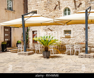 Tische im Restaurant im Freien. Stockfoto