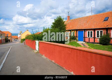 Traditionelle bunte Fachwerkhäuser in der Straße in Richtung Hafen führenden Während bewölkten Tag, Hasle, Insel Bornholm, Dänemark Stockfoto
