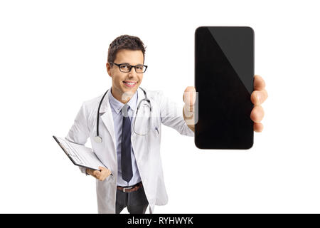 Junge männliche Arzt mit Handy vor der Kamera auf weißem Hintergrund Stockfoto