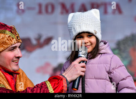 Das Mädchen und der Clown. Abschied vom Winter. Stockfoto