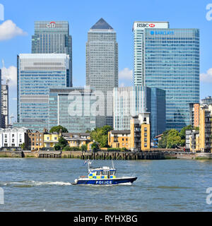 Metropolitan Police River Thames Patrouillenboot & modernes Wahrzeichen Wolkenkratzer bankgebäude auf Canary Wharf Isle of Dogs East London Docklands Skyline Großbritannien Stockfoto