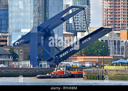 Themse & angehoben moderne Straßenbrücke Eingang für Tug Boat in South Dock der West India Docks Zugang zu Immobilien Canary Wharf London Docklands GROSSBRITANNIEN Stockfoto