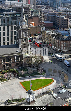 Vogelperspektive hoch über der St. Botolph Kirche und Straßenverkehr in der Aldgate High Street mit Aldgate Square Green Open Space London UK Stockfoto