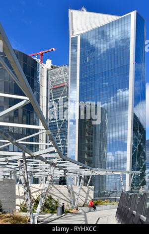 Frau in rot Fen Gericht Fenchurch Street Dachgarten Skalpell Wahrzeichen Wolkenkratzer Bürogebäude Stadt London Moderne verändernden Skyline England Großbritannien Stockfoto