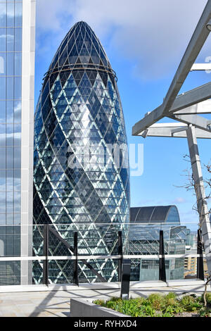 Gherkin Bürogebäude Gebäude in der City von London Financial District Aussichtsplattform auf Fen Gericht Dachgarten im Winter Fenchurch Street England Großbritannien Stockfoto