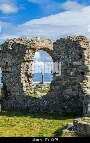 Die Ruinen der Kirche des Hl. Dwynwen auf llanddwyn Island aus Whitby Warren und Strand, Angelsey, North Wales. Llanddwyn ist eine Gezeiten- Insel. Stockfoto