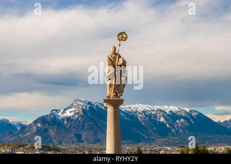 Statue des Hl. Benedikt vor der Wallfahrtskirche Maria Plain im Berghein bei Salzburg, Österreich. Untersberg im Hintergrund. Stockfoto