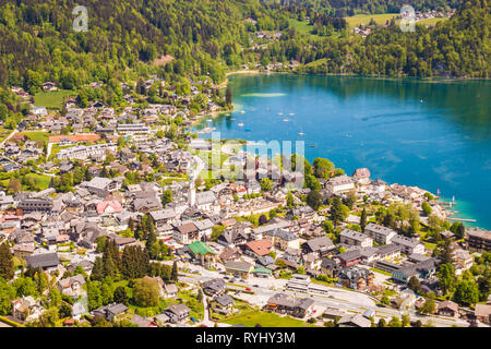 Hoch oben auf alpinen Stadt St. Gilgen am Wolfgangsee an einem schönen sonnigen Tag. Salzburger Land, Österreich Stockfoto