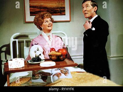 JOAN SIMS, Kenneth Williams, WIEDER EIN ARZT, 1969 Stockfoto