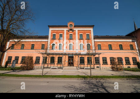 Roten Backsteinbau mit Rathaus (Rathaus) in deutscher Sprache der bayerischen Stadt Rosenheim, Oberbayern, Deutschland Stockfoto