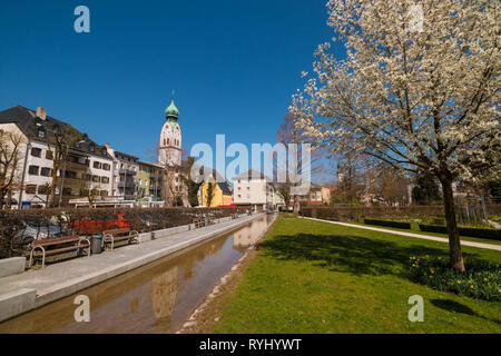 Rosenheim, Deutschland - 8 April, 2018: Blick auf riedergarten Park und St. Nikolaus Kirche an einem sonnigen Frühlingstag. Stockfoto