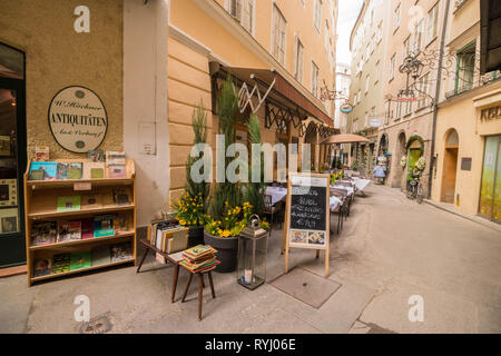 Salzburg, Österreich - 10 April, 2018: Schmale Fußgängerzone Goldgasse mit Geschäften und Restaurants in der Altstadt von Salzburg. Stockfoto