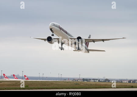 ISTANBUL, Türkei - 30. SEPTEMBER 2018: Qatar Airways Boeing 777-3 DZER (CN 36104) zieht aus Istanbul Ataturk Flughafen. Qatar Airways hat 220 Flotte Stockfoto