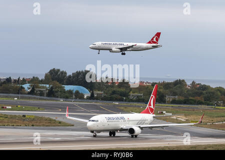 ISTANBUL, Türkei - 30. SEPTEMBER 2018: Turkish Airlines Airbus A320-232 (CN 2522) Landung Flughafen Istanbul Atatürk. Dein ist die Fluggesellschaft der Türke Stockfoto