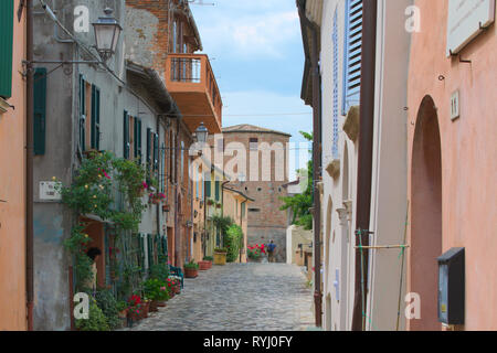 Gasse in Santarcangelo di Romagna, Italien Stockfoto
