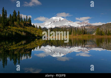 WA 15947-00 ... WASHINGTON - Mount Rainier in Sitzbank See in Mount Rainier National Park wider. Stockfoto