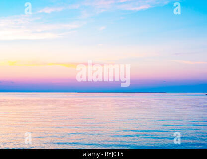 Schönen Halbinsel seascape Sonnenuntergang auf Eagle Harbor in der Nähe von Ephraim in Door County, Wisconsin Stockfoto