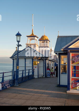 Eastbourne ist ein Badeort an der englischen Südostküste. An der Küste sind viktorianische Hotels aus dem 19. Jahrhundert Eastbourne Pier und einen 1930er Jahre Musikpavillon Stockfoto