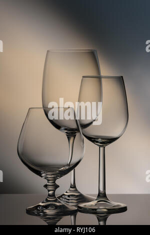 Immer noch leben. Glas zu löschen. Gläser in verschiedenen Höhen auf einem farbigen Hintergrund. Stockfoto