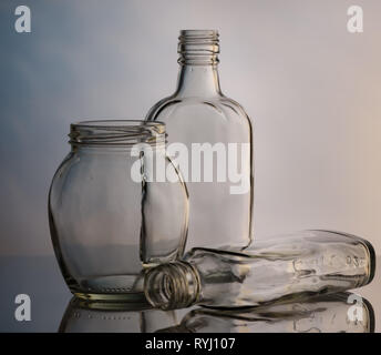 Immer noch leben. Glas zu löschen. Glasflaschen und Gläser auf einen farbigen Hintergrund. Stockfoto