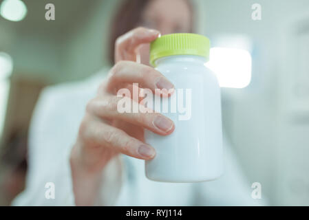 Arzt empfiehlt Vitamin ergänzt, in der Nähe der weiblichen Hausarzt Holding eine Flasche Tabletten Stockfoto