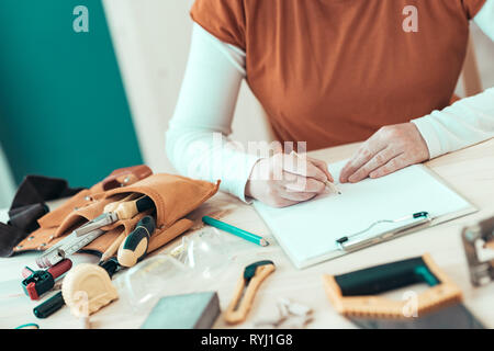 Selbständige Frau Carpenter Schreiben Hinweise zur Zwischenablage Hinweis Papier, selektiven Fokus Stockfoto