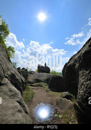 Frau mit Hund in Okertal,Harz,Germany.Praying Rad aus Tibet. Stockfoto