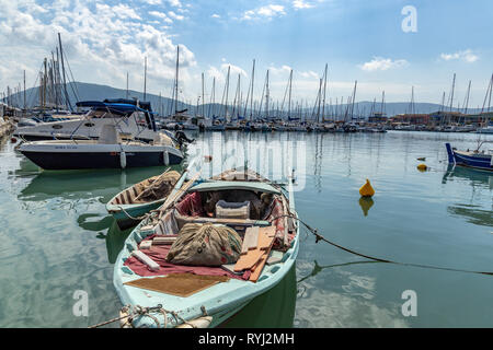 Angedockt Segelboote in der kleine Yachthafen der Stadt Lefkas, Lefkada, Griechenland Stockfoto