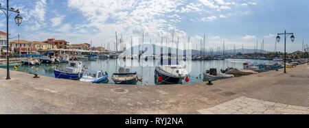 Panorama der angedockten Segelboote in der kleine Yachthafen der Stadt Lefkas, Lefkada, Griechenland Stockfoto