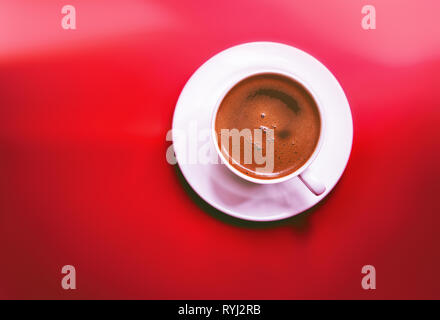 Morgens Kaffee auf dem Tisch - Roter Hintergrund Stockfoto