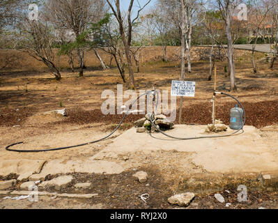 Wasser kostenlos in einem Gut in der Nähe von Cartagena Kolumbien als Hilfe für die Armen der Gemeinschaft aufgrund des Mangels an öffentlichen Dienstleistungen angeboten Stockfoto