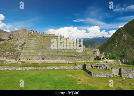 Machu Picchu, Peru - 22. April 2017: Die Menschen in Machu Picchu antike Stadt auf hellen, sonnigen Tag ruinieren Fußweg Stockfoto