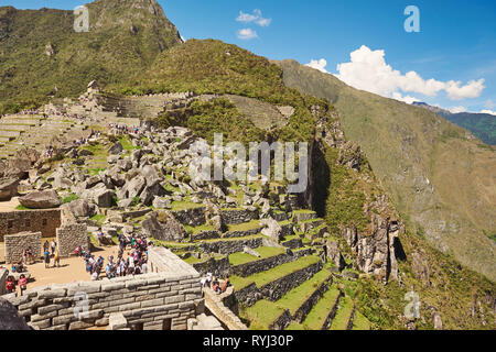 Machu Picchu, Peru - 22. April 2017: Touristische Spaziergang auf Machu Picchu Ruinen auf sonnigen Tag Stockfoto