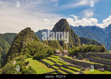 Machu Picchu, Peru - 22. April 2017: Panorama der alten Machu Picchu Ruinen mit touristischen Wandern rund um Stockfoto