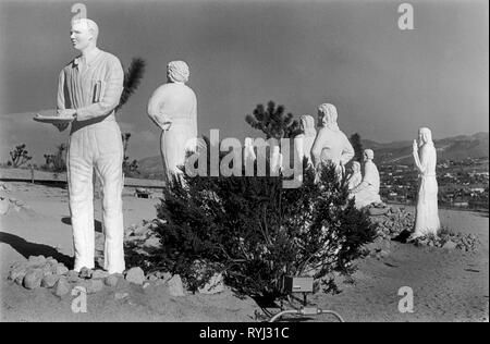 Antone Martin 1960s Desert Christ Park Yucca Valley, California USA 1969. Der Park wurde von Antone Martin, einem ehemaligen Flugzeugarbeiter, der 1961 im Alter von 74 Jahren starb, gestaltet und geschaffen. Er wurde ein wiedergeborener Christ stellt sich als Judas mit Christus und seine Jünger. 1960 US HOMER SYKES Stockfoto