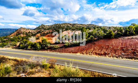 Die Berge mit abwechslungsreichen Vegetation im Red Rock Country am Beaverhead Wohnungen Straße in der Nähe des Oak Creek im Northern Arizona Stockfoto