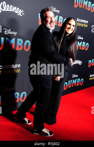 HOLLYWOOD, CA - 11. März: Izabel Araujo und Ehemann Sänger Joey Fatone besuchen Disney's 'Dumbo' Premiere am 11. März 2019 im El Capitan Theatre in Hollywood, Kalifornien. Foto von Barry King/Alamy Stock Foto Stockfoto