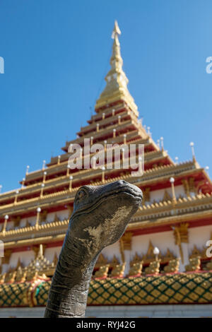 Eine Ansicht der großen Pagode (mit Dinosaurier) an der Phra Mahathat Kaen Nakhon in Khon Kaen, Thailand Stockfoto