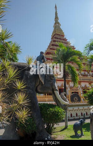 Eine Ansicht der großen Pagode (mit Elephant) an der Phra Mahathat Kaen Nakhon in Khon Kaen, Thailand Stockfoto