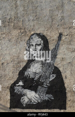 Mona Lisa Graffiti. Sie ist eine traditionelle Blasinstrument von Thailand, die khene. In Khon Kaen, Thailand. Stockfoto