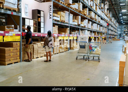 New Haven, CT USA. Sept. 2018. Ein Einwanderer Familie des indischen Erbes Shopping für Einrichtungsgegenstände in der berühmten Home Decor Store IKEA. Stockfoto