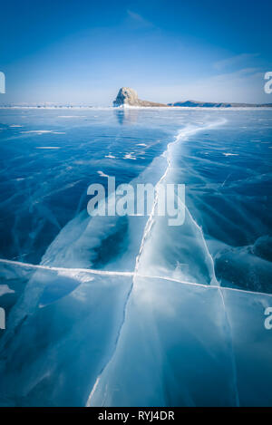 Natürliche brechen das Eis in gefrorenem Wasser am Baikalsee, Sibirien, Russland. Stockfoto